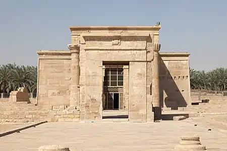 Oasis de Kharga : Temple d'Hibis, porte intérieure (Darius Ier, 27e dyn.), suivi du kiosque (Nectanébo, 30e dyn.) et du temple.