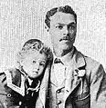 Hickman Lewis (fils de William) et l'un de ses fils en 1904