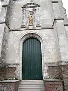 Portail de l'église, avec la statue du saint.