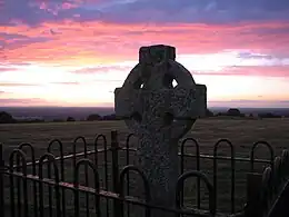 Description de l'image High-cross-the-hill-of-tara.jpg.