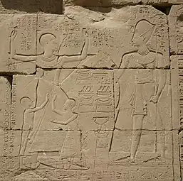 Le grand prêtre d'Amon, Amenhotep (en) et Ramsès IXXXe dyn.. Relief en creux. Karnak.