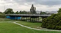 Pont routier en béton enjambant un modeste cours d'eau.