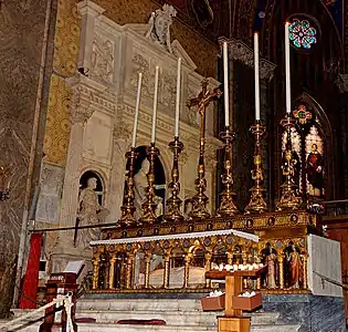 Châsse-reliquaire de Catherine de Sienne, attribuée à Isaia da Pisa (fait entre 1447 et 1464), maître-autel de la basilique de la Minerve à Rome.