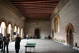  Photographie d'une salle médiévale voûtée d'ogives.