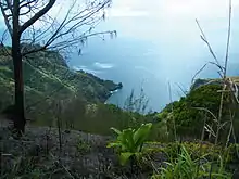 Paysage de Tahuata, vu depuis le haut d'une montagne. L'océan est au second plan.