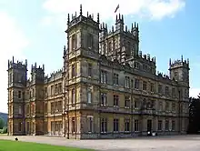 Le Château de Highclere, utilisé pour les scènes d'extérieur et certaines scènes d'intérieur.