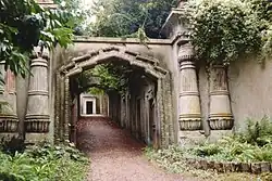 Photo de l'entrée de Egyptian Avenue au cimetière de Highgate, Londres, Angleterre