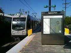 Un train à quai à la station.