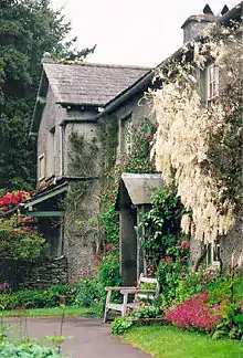 Photo couleur de la façade du cottage d'Hill Top et de l'allée menant à l'entrée