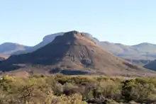 Photo d'une colline exposant les strates des formations d’Abrahamskraal et de Teekloof  dans le Karoo National Park près de Beaufort West dans la province du Cap-Occidental.