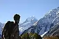 L'orientation vers l'Aoraki/Mont Cook de la statue de Mount Cook Village (2004).