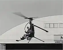 Rotorcycle Hiller (imma. YROE-1) lors de tests près devant le hangar du Ames Research Center à Palo Alto (Novembre 1963).