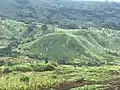 Vue des collines et des terres agricoles à Njap