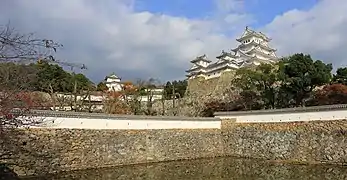 Vue dans l'enceinte du château, devant le réservoir d'eau.