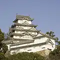Trois pignons karahafu au château de Himeji.