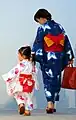 Mère et son enfant en yukata au Himeji Yukata Festival à Otemae-dori, ville de Himeji du 22 au 23 juin 2009.