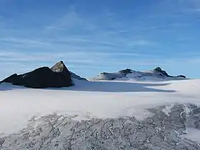 Vue depuis le nord (au centre) avec les Vordere (à gauche) et Hintere Hintereisspitzen (à droite).