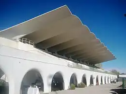 Couverture de la tribune de l'hippodrome de la Zarzuela