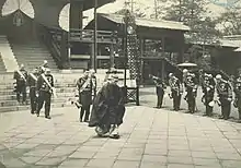 L'empereur Hirohito en visite au Yasukuni-jinja en 1934.