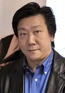 Portrait d'un homme d'origine asiatique.