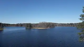 Le lac Hirvijärvi à Kenkiänlahti.