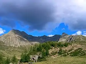 Vue de la Punta Cervina, à gauche, depuis l'ouest.