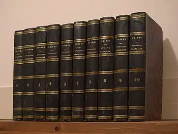 Les dix volumes de l’Histoire de la Révolution française d'Adolphe Thiers, écrits entre 1823 et 1827, un gros succès de librairie sous la Restauration.