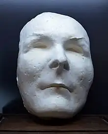 Photo en couleur d'un masque mortuaire de face.