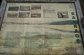 Panneau d'information sur l'histoire du lac, à proximité du barrage