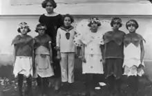 Le professeur d'hébreu Leah Ben-David (« La Miss ») avec ses élèves à pourim, années 1930