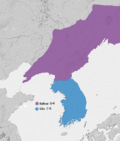 Carte de la Corée coupée en son centre selon un axe est-ouest, avec le royaume de Parhae au nord, et celui de Silla au sud.