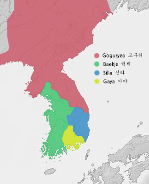 Carte de la Corée localisant les différents royaumes : au nord le Koguryŏ, sur la cote est le Paekche, sur la cote sud-ouest Silla, et au sud, au centre, Kaya.