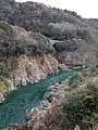 Photo couleur montrant une rivière dans un paysage de montagne.