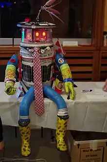 Photo d'un robot humanoïde assis sur une table.