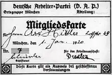 Image noir et blanc de la carte du Parti national-socialiste des travailleurs allemands d'Adolf Hitler. La date d'adhésion du 1er janvier 1920 est lisible.