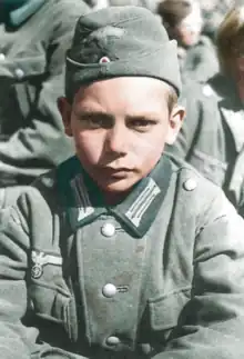 Image d'un membre des jeunesses hitlériennes âgé de 13 ans capturé par l'armée américaine en 1945