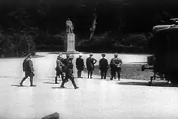 Le 21 juin 1940, Hitler (la main au côté), accompagné de hauts dignitaires nazis et de ses généraux, regardant la statue du maréchal Foch avant le début des négociations de l’armistice, signé le lendemain en son absence.