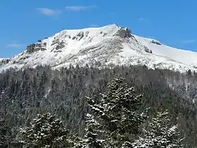 Vue du Bec de l'Aigle enneigé, à droite.