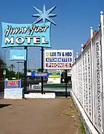 Étoile sur la préenseigne du motel Hiway Host à Mesa, en Arizona.