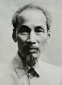 Portrait photographique d'un homme asiatique d'une cinquantaine d'années, au visage émacié et à la mince barbiche.