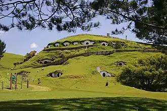 Décor de Hobbitbourg employé dans les films de Peter Jackson.