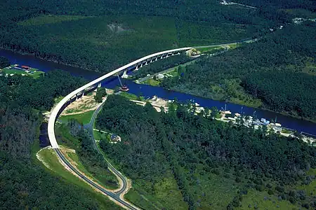 Une section de l'Intracoastal Waterway dans le comté de Pamlico en Caroline du Nord. Le pont Hobucken Bridge enjambe le canal.