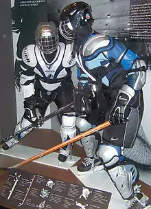 Photo de deux mannequins portant des équipement de hockey.