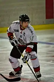 Joueur de hockey sur glace en position de jeu