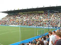 Vue depuis un angle du stade montrant l'un des buts et une tribune latérale.