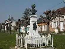 Buste de Guy Patin« Monument à Guy Patin à Hodenc-en-Bray », sur À nos grands hommes,« Monument à Guy (ou Gui) Patin à Hodenc-en-Bray », sur e-monumen