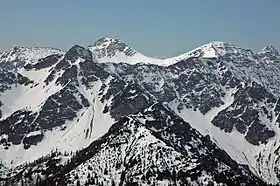 Le Hohe Kisten (à gauche) vu du nord, en avant du Krottenkopf (au centre)