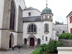 Portail de l'abbatiale et entrée du musée.