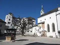 Cour intérieure et la chapelle Saint-Georges.