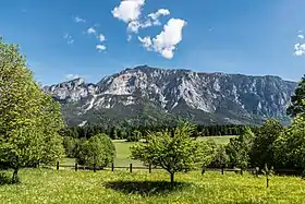 Vue du versant sud du Dobratsch depuis le village de Hohenthurn.